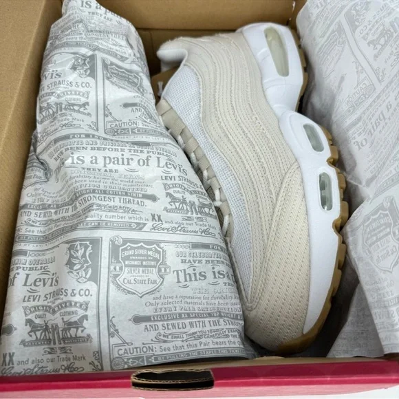 AIR MAX 95 OG “LEVI'S LIGHT OREWOOD BROWN" NWT size 12m-13.5w - Picture 4 of 9